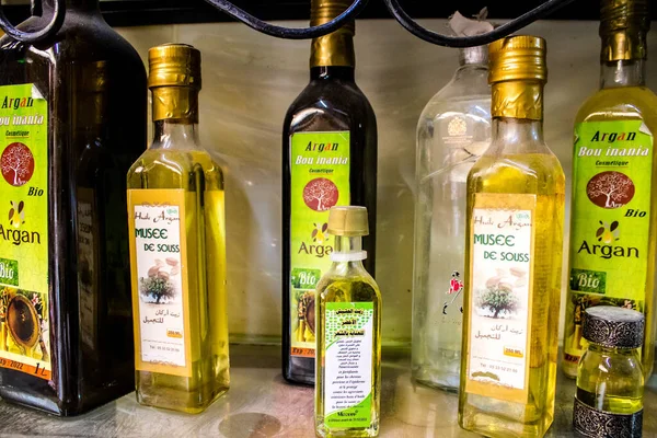 Fez, Fas - 15 Haziran 2022 Doğu ürünleri, temel yağlar, kremler ve baharatlar Medine 'de bulunan Fez meydanında satılıyor.