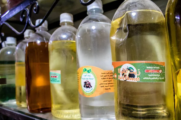 Fez, Fas - 15 Haziran 2022 Doğu ürünleri, temel yağlar, kremler ve baharatlar Medine 'de bulunan Fez meydanında satılıyor.