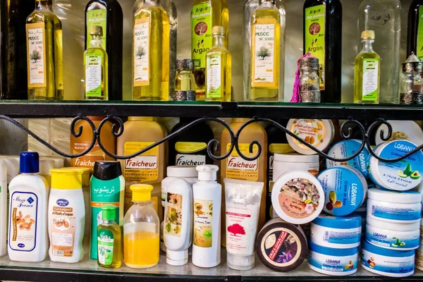 모로코 2022 상품을 제공하는 전통적 메디나 지방에서 판매되는 향료등 제품들 — 스톡 사진