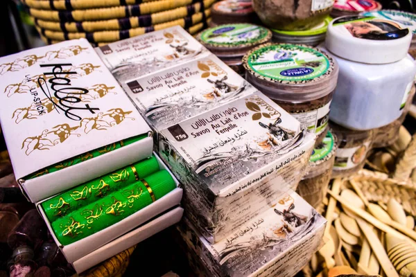 Fez, Fas - 15 Haziran 2022 Doğu ürünleri, temel yağlar, kremler ve baharatlar Medine 'de bulunan Fez meydanında satılıyor.