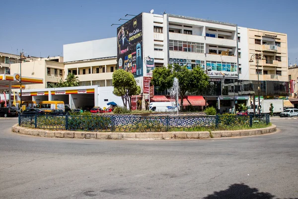 Fez, Fas - 16 Haziran 2022 Fez şehri ve mimarisi, şehir dar ve dolambaçlı bir Arap yerleşimine sahiptir tipik doğu şehirleri, Fez geleneksel Fas kültürünün başkentidir.