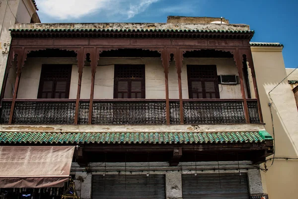 Fez, Fas - 16 Haziran 2022 Fez şehri ve mimarisi, şehir dar ve dolambaçlı bir Arap yerleşimine sahiptir tipik doğu şehirleri, Fez geleneksel Fas kültürünün başkentidir.