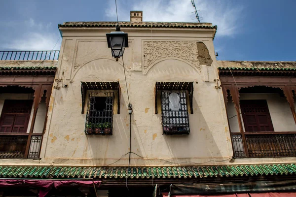 Fez, Fas - 16 Haziran 2022 Fez şehri ve mimarisi, şehir dar ve dolambaçlı bir Arap yerleşimine sahiptir tipik doğu şehirleri, Fez geleneksel Fas kültürünün başkentidir.