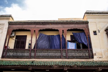 Fez, Fas - 16 Haziran 2022 Fez şehri ve mimarisi, şehir dar ve dolambaçlı bir Arap yerleşimine sahiptir tipik doğu şehirleri, Fez geleneksel Fas kültürünün başkentidir.