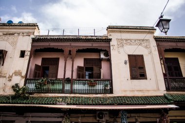 Fez, Fas - 16 Haziran 2022 Fez şehri ve mimarisi, şehir dar ve dolambaçlı bir Arap yerleşimine sahiptir tipik doğu şehirleri, Fez geleneksel Fas kültürünün başkentidir.