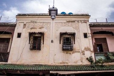 Fez, Fas - 16 Haziran 2022 Fez şehri ve mimarisi, şehir dar ve dolambaçlı bir Arap yerleşimine sahiptir tipik doğu şehirleri, Fez geleneksel Fas kültürünün başkentidir.