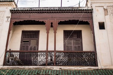 Fez, Fas - 16 Haziran 2022 Fez şehri ve mimarisi, şehir dar ve dolambaçlı bir Arap yerleşimine sahiptir tipik doğu şehirleri, Fez geleneksel Fas kültürünün başkentidir.