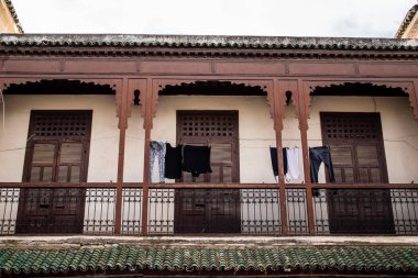 Fez, Fas - 16 Haziran 2022 Fez şehri ve mimarisi, şehir dar ve dolambaçlı bir Arap yerleşimine sahiptir tipik doğu şehirleri, Fez geleneksel Fas kültürünün başkentidir.