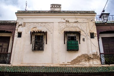 Fez, Fas - 16 Haziran 2022 Fez şehri ve mimarisi, şehir dar ve dolambaçlı bir Arap yerleşimine sahiptir tipik doğu şehirleri, Fez geleneksel Fas kültürünün başkentidir.