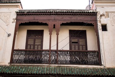 Fez, Fas - 16 Haziran 2022 Fez şehri ve mimarisi, şehir dar ve dolambaçlı bir Arap yerleşimine sahiptir tipik doğu şehirleri, Fez geleneksel Fas kültürünün başkentidir.