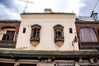 Fez, Fas - 16 Haziran 2022 Fez şehri ve mimarisi, şehir dar ve dolambaçlı bir Arap yerleşimine sahiptir tipik doğu şehirleri, Fez geleneksel Fas kültürünün başkentidir.