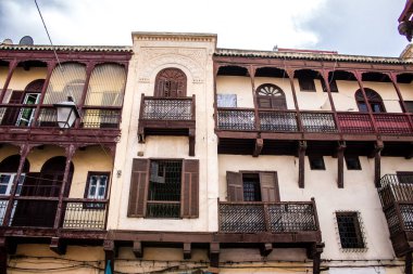 Fez, Fas - 16 Haziran 2022 Fez şehri ve mimarisi, şehir dar ve dolambaçlı bir Arap yerleşimine sahiptir tipik doğu şehirleri, Fez geleneksel Fas kültürünün başkentidir.