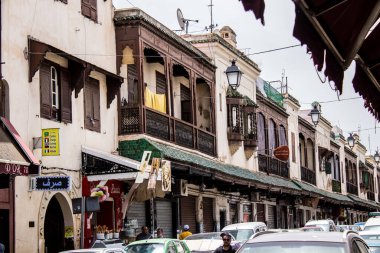 Fez, Fas - 16 Haziran 2022 Fez şehri ve mimarisi, şehir dar ve dolambaçlı bir Arap yerleşimine sahiptir tipik doğu şehirleri, Fez geleneksel Fas kültürünün başkentidir.