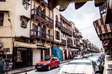 Fez, Fas - 16 Haziran 2022 Fez şehri ve mimarisi, şehir dar ve dolambaçlı bir Arap yerleşimine sahiptir tipik doğu şehirleri, Fez geleneksel Fas kültürünün başkentidir.