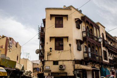 Fez, Fas - 16 Haziran 2022 Fez şehri ve mimarisi, şehir dar ve dolambaçlı bir Arap yerleşimine sahiptir tipik doğu şehirleri, Fez geleneksel Fas kültürünün başkentidir.