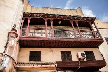 Fez, Fas - 16 Haziran 2022 Fez şehri ve mimarisi, şehir dar ve dolambaçlı bir Arap yerleşimine sahiptir tipik doğu şehirleri, Fez geleneksel Fas kültürünün başkentidir.