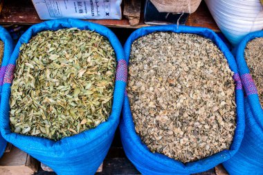 Fez, Fas - 16 Haziran 2022 Fas Coronavirus salgını sırasında Fez pazarında satılan sebzeler maske takmak zorunludur.