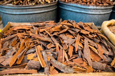 Fez, Fas - 16 Haziran 2022 Fas Coronavirus salgını sırasında Fez pazarında satılan sebzeler maske takmak zorunludur.