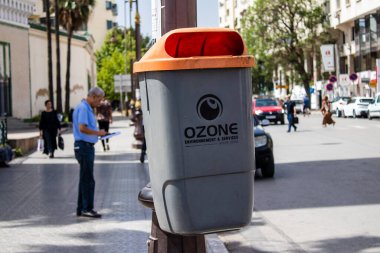 Fez, Fas - 16 Haziran 2022 Fez sokaklarında çöp konteyneri, sembolik bir şehir ve geleneksel Fas kültürünün başkenti.