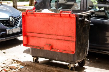 Fez, Fas - 16 Haziran 2022 Fez sokaklarında çöp konteyneri, sembolik bir şehir ve geleneksel Fas kültürünün başkenti.