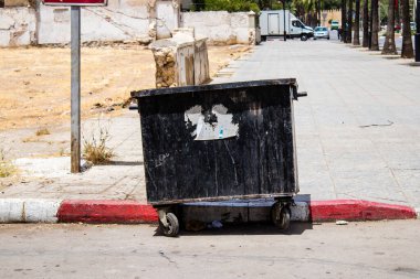 Fez, Fas - 16 Haziran 2022 Fez sokaklarında çöp konteyneri, sembolik bir şehir ve geleneksel Fas kültürünün başkenti.