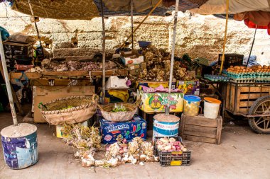 Fez, Fas - 16 Haziran 2022 Fas Coronavirus salgını sırasında Fez pazarında satılan sebzeler maske takmak zorunludur.