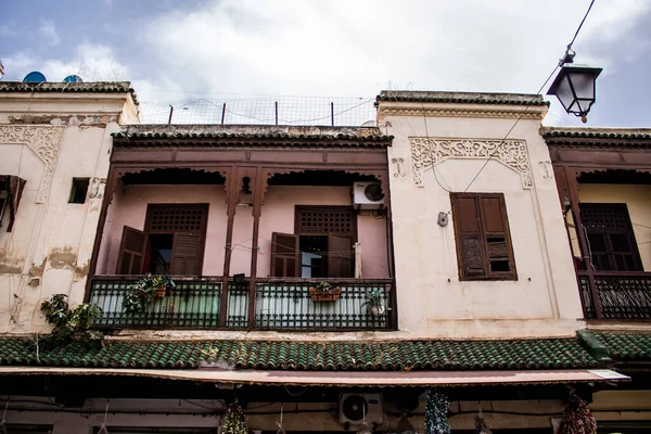 Fez, Fas - 16 Haziran 2022 Fez şehri ve mimarisi, şehir dar ve dolambaçlı bir Arap yerleşimine sahiptir tipik doğu şehirleri, Fez geleneksel Fas kültürünün başkentidir.