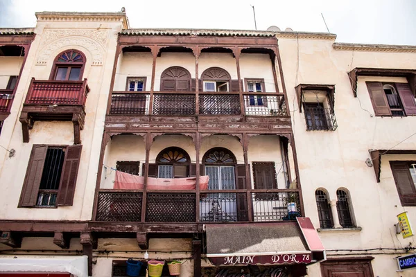 Fez, Fas - 16 Haziran 2022 Fez şehri ve mimarisi, şehir dar ve dolambaçlı bir Arap yerleşimine sahiptir tipik doğu şehirleri, Fez geleneksel Fas kültürünün başkentidir.