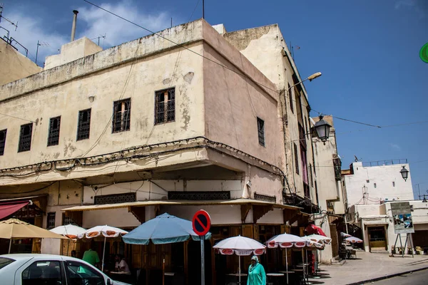 Fez, Fas - 16 Haziran 2022 Fez şehri ve mimarisi, şehir dar ve dolambaçlı bir Arap yerleşimine sahiptir tipik doğu şehirleri, Fez geleneksel Fas kültürünün başkentidir.