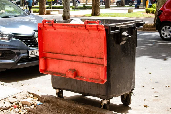 Fez, Fas - 16 Haziran 2022 Fez sokaklarında çöp konteyneri, sembolik bir şehir ve geleneksel Fas kültürünün başkenti.