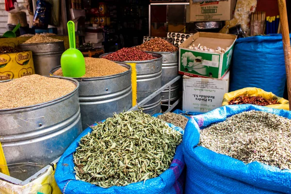 Fez, Fas - 16 Haziran 2022 Fas Coronavirus salgını sırasında Fez pazarında satılan sebzeler maske takmak zorunludur.