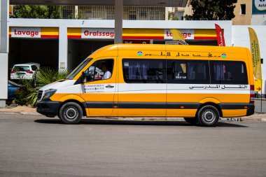 Fez, Fas - 16 Haziran 2022 Okul otobüsü öğleden sonra Fez sokaklarında sürüyor.