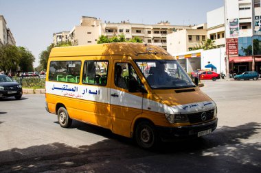 Fez, Fas - 16 Haziran 2022 Okul otobüsü öğleden sonra Fez sokaklarında sürüyor.