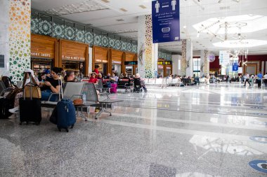 Fez, Fas - 15 Haziran 2022 Fas uluslararası havaalanı Coronavirüs salgını sırasında turistler sınırların yeniden açılmasının ardından ülkeye dönüyorlar.