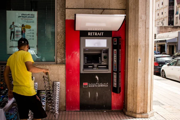Fez, Fas - 16 Haziran 2022 ATM Fas 'ın geleneksel kültürünün başkenti Fez sokaklarında yer almaktadır.