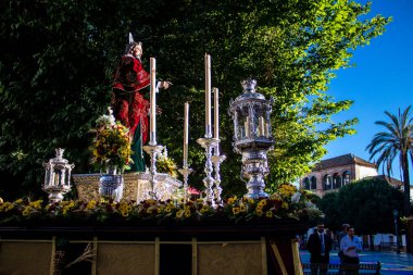Carmona, İspanya - 19 Haziran 2022 Corpus Christi de Carmona, Santa Maria Kilisesi 'ne giden dini geçit töreni, dini heykeller, küçük çocuklar, Hıristiyanlar ve bir müzik grubundan oluşuyor.