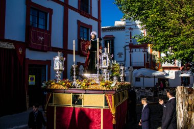 Carmona, İspanya - 19 Haziran 2022 Corpus Christi de Carmona, Santa Maria Kilisesi 'ne giden dini geçit töreni, dini heykeller, küçük çocuklar, Hıristiyanlar ve bir müzik grubundan oluşuyor.