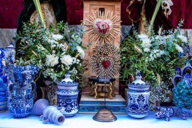Carmona, İspanya - 19 Haziran 2022 Corpus Christi de Carmona, Santa Maria Kilisesi 'ne giden dini geçit töreni, dini heykeller, küçük çocuklar, Hıristiyanlar ve bir müzik grubundan oluşuyor.