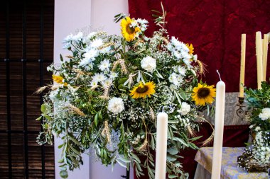 Carmona, İspanya - 19 Haziran 2022 Corpus Christi de Carmona, Santa Maria Kilisesi 'ne giden dini geçit töreni, dini heykeller, küçük çocuklar, Hıristiyanlar ve bir müzik grubundan oluşuyor.