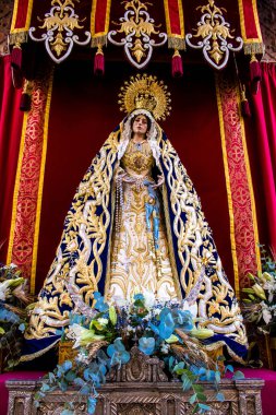 Carmona, İspanya - 19 Haziran 2022 Corpus Christi de Carmona, Santa Maria Kilisesi 'ne giden dini geçit töreni, dini heykeller, küçük çocuklar, Hıristiyanlar ve bir müzik grubundan oluşuyor.