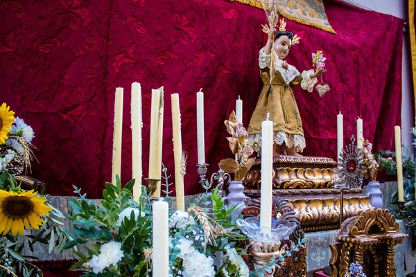 カルモナ スペイン 2022年6月19日コーパスクリスティ カルモナ サンタ マリア教会への通りを通る宗教行列 宗教的な彫像 若い子供たち キリスト教徒と音楽バンドで構成されています — ストック写真