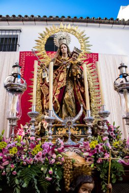 Carmona, İspanya - 19 Haziran 2022 Corpus Christi de Carmona, Santa Maria Kilisesi 'ne giden dini geçit töreni, dini heykeller, küçük çocuklar, Hıristiyanlar ve bir müzik grubundan oluşuyor.