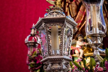 Carmona, İspanya - 19 Haziran 2022 Corpus Christi de Carmona, Santa Maria Kilisesi 'ne giden dini geçit töreni, dini heykeller, küçük çocuklar, Hıristiyanlar ve bir müzik grubundan oluşuyor.