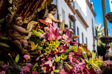 Carmona, İspanya - 19 Haziran 2022 Corpus Christi de Carmona, Santa Maria Kilisesi 'ne giden dini geçit töreni, dini heykeller, küçük çocuklar, Hıristiyanlar ve bir müzik grubundan oluşuyor.