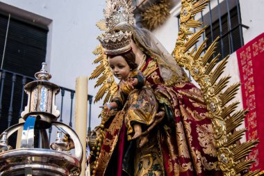 Carmona, İspanya - 19 Haziran 2022 Corpus Christi de Carmona, Santa Maria Kilisesi 'ne giden dini geçit töreni, dini heykeller, küçük çocuklar, Hıristiyanlar ve bir müzik grubundan oluşuyor.