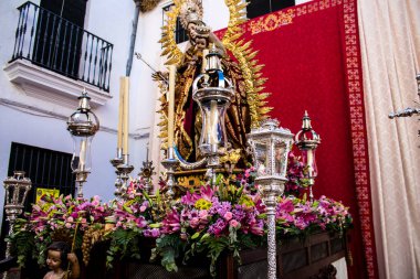 Carmona, İspanya - 19 Haziran 2022 Corpus Christi de Carmona, Santa Maria Kilisesi 'ne giden dini geçit töreni, dini heykeller, küçük çocuklar, Hıristiyanlar ve bir müzik grubundan oluşuyor.