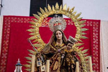 Carmona, İspanya - 19 Haziran 2022 Corpus Christi de Carmona, Santa Maria Kilisesi 'ne giden dini geçit töreni, dini heykeller, küçük çocuklar, Hıristiyanlar ve bir müzik grubundan oluşuyor.