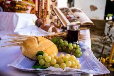 Carmona, İspanya - 19 Haziran 2022 Corpus Christi de Carmona, Santa Maria Kilisesi 'ne giden dini geçit töreni, dini heykeller, küçük çocuklar, Hıristiyanlar ve bir müzik grubundan oluşuyor.