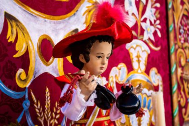 Carmona, İspanya - 19 Haziran 2022 Corpus Christi de Carmona, Santa Maria Kilisesi 'ne giden dini geçit töreni, dini heykeller, küçük çocuklar, Hıristiyanlar ve bir müzik grubundan oluşuyor.