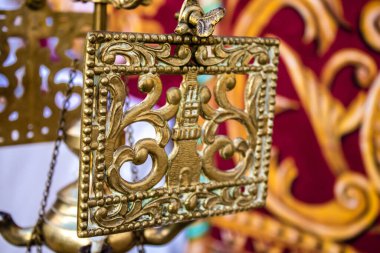 Carmona, İspanya - 19 Haziran 2022 Corpus Christi de Carmona, Santa Maria Kilisesi 'ne giden dini geçit töreni, dini heykeller, küçük çocuklar, Hıristiyanlar ve bir müzik grubundan oluşuyor.